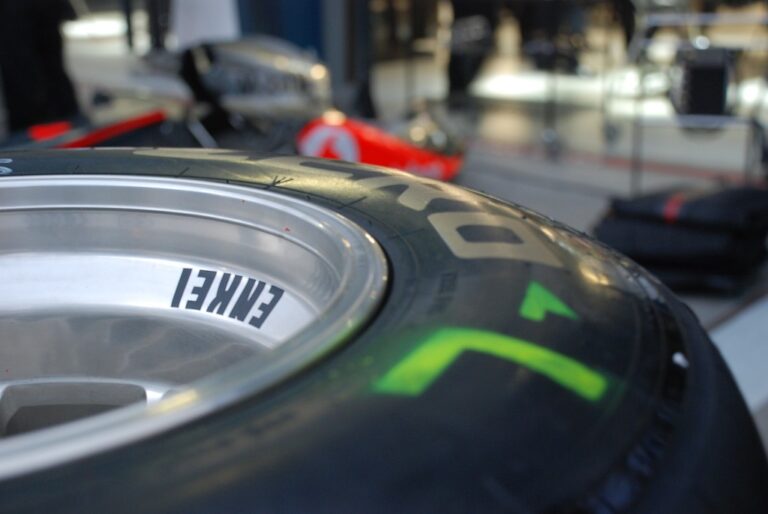 Opony w Formule 1: Jak wybór gum wpływa na wyniki wyścigów